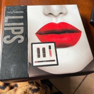 Lips pro fusion 3 piece Boxed set
2 lipsticks
Lip color
1 lip liner
Red shade